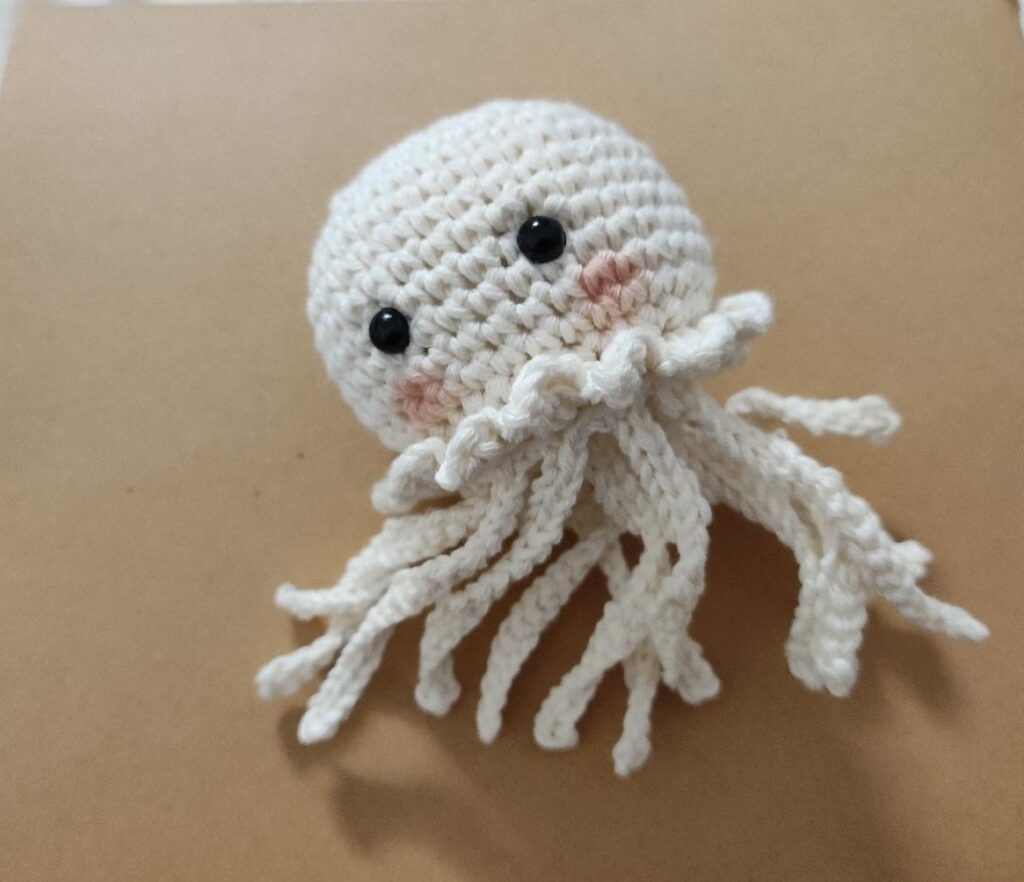 Craquez pour ce petit poulpe adorable, entièrement fait main avec soin et amour. Cet accessoire original est parfait pour apporter une touche unique et amusante à vos clés, sacs ou trousses. Avec ses détails soignés et son design irrésistible, il fait aussi un cadeau idéal pour surprendre vos proches avec une création artisanale et originale. Un mélange parfait de mignonnerie et de savoir-faire !