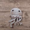 douceur et d’originalité à vos clés ou sacs avec ce porte-clés pieuvre fait main au crochet ! Confectionné avec soin à partir de fils de haute qualité, il est à la fois mignon, léger et résistant. Ses petites tentacules apportent une texture agréable au toucher, parfait pour un cadeau unique ou pour vous faire plaisir.