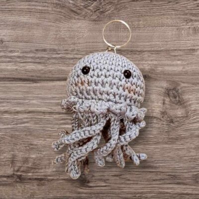 douceur et d’originalité à vos clés ou sacs avec ce porte-clés pieuvre fait main au crochet ! Confectionné avec soin à partir de fils de haute qualité, il est à la fois mignon, léger et résistant. Ses petites tentacules apportent une texture agréable au toucher, parfait pour un cadeau unique ou pour vous faire plaisir.